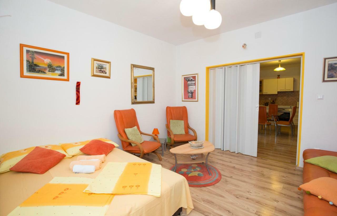 Viki Apartment *