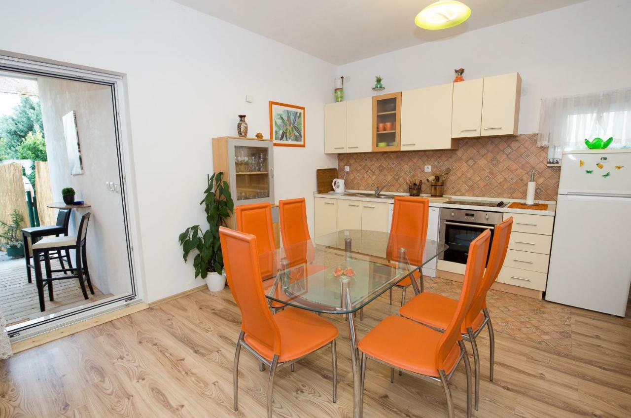 Apartment Viki *